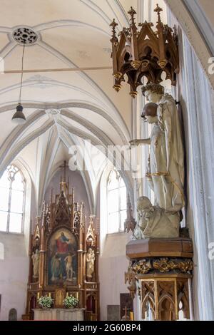 ZAKUPY, CZECHIA, GIUGNO 20 2021, l'interno della Chiesa dei Santi Fabian e Sebastian, stile neo-gotico. Foto Stock