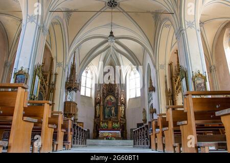 ZAKUPY, CZECHIA, GIUGNO 20 2021, l'interno della Chiesa dei Santi Fabian e Sebastian, stile neo-gotico. Foto Stock