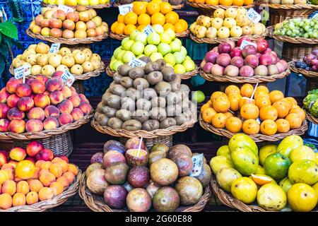 Frutta tropicale fresca, Mercado dos Lavradores (mercato agricolo), Funchal, isola di Madeira, Portogallo Foto Stock