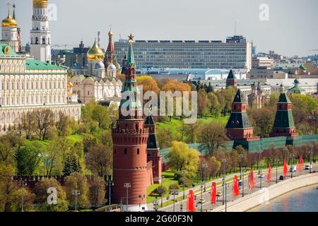 Vista aerea del Cremlino di Mosca, del fiume Moskva e dell'argine del Cremlino in un giorno di primavera Foto Stock