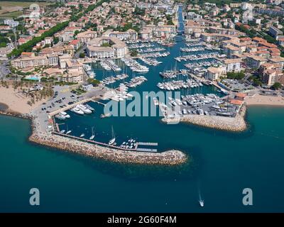 VISTA AEREA. Port-Fréjus. Var, Costa Azzurra, Francia. Foto Stock