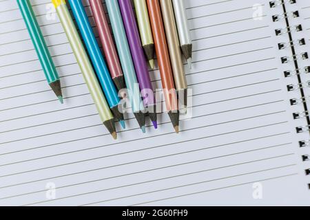 Torna a scuola in cancelleria diversi accessori per lo studio a scuola Foto Stock