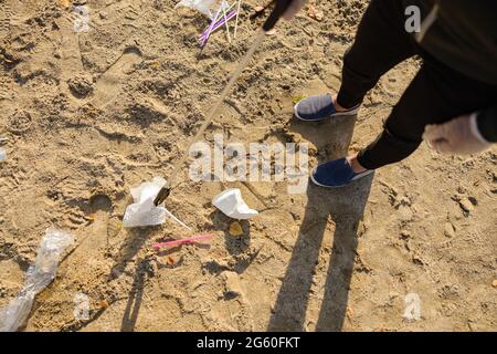 Vista dall'alto di volontari che proteggono l'ambiente e raccolgono rifiuti in spiaggia Foto Stock