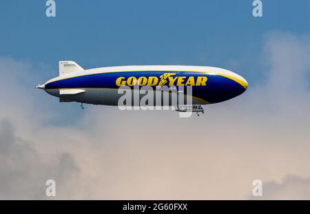 Eastbourne, Regno Unito. 1 luglio 2021. La Goodyear Airship vola sopra la famosa località balneare di Eastbourne durante il suo viaggio lungo la costa meridionale del Sussex. Questa è la prima visita delle navi nel Regno Unito in quasi 10 anni. L'Airship deve continuare il viaggio attraverso Portsmouth prima di dirigersi verso dover e poi verso la Manica fino alla sua base di Calais . Credit: Newspics UK South/Alamy Live News Foto Stock