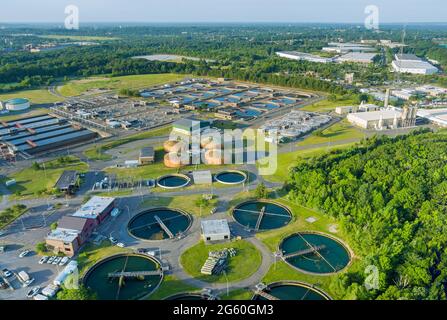 Vista aerea panoramica dei serbatoi di depurazione del moderno impianto di trattamento delle acque reflue sulla stazione di riciclaggio delle acque Foto Stock