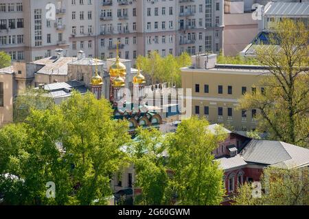 Vista dall'alto del Tempio della Chiesa di San Nicola il Wonderworker su Bersenevka a Verkhniye Sadovniki di Mosca. Foto Stock