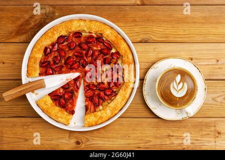 balletto a torta aperta fatto in casa con fragole e rabarbaro. Vista dall'alto. Foto Stock