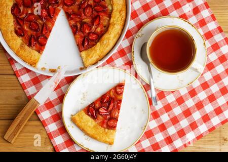 balletto a torta aperta fatto in casa con fragole e rabarbaro sul tavolo. Vista dall'alto. Foto Stock