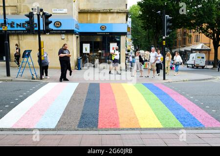 Bristol, Regno Unito. 1 luglio 2021. Bristol inizia a celebrare il mese del Pride rivernendo un attraversamento pedonale nei colori arcobaleno del movimento dell'orgoglio LGBTQ. Credit: JMF News/Alamy Live News Foto Stock