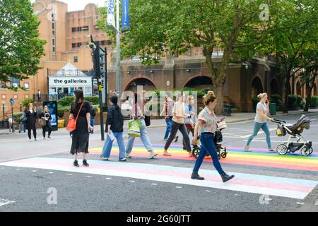 Bristol, Regno Unito. 1 luglio 2021. Bristol inizia a celebrare il mese del Pride rivernendo un attraversamento pedonale nei colori arcobaleno del movimento dell'orgoglio LGBTQ. Credit: JMF News/Alamy Live News Foto Stock