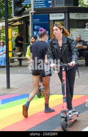 Bristol, Regno Unito. 1 luglio 2021. Bristol inizia a celebrare il mese del Pride rivernendo un attraversamento pedonale nei colori arcobaleno del movimento dell'orgoglio LGBTQ. La moda vivace e gli scooters elettronici sono anche molto Bristol cosa. Credit: JMF News/Alamy Live News Foto Stock