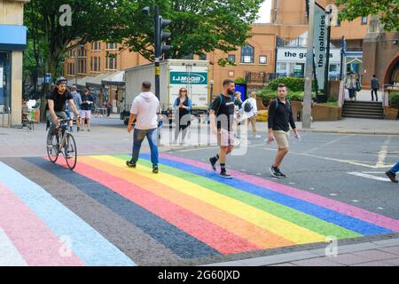 Bristol, Regno Unito. 1 luglio 2021. Bristol inizia a celebrare il mese del Pride rivernendo un attraversamento pedonale nei colori arcobaleno del movimento dell'orgoglio LGBTQ. Credit: JMF News/Alamy Live News Foto Stock