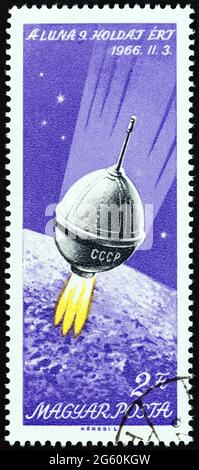 UNGHERIA - CIRCA 1966: Un francobollo stampato in Ungheria rilasciato per la missione Luna Landing of Luna 9 mostra Luna 9 nello spazio, circa 1966. Foto Stock