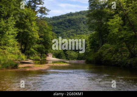 Geologia, foresta e cascata possono essere visti lungo il fiume Elk nella Pisgah National Forest nel North Carolina. Foto Stock