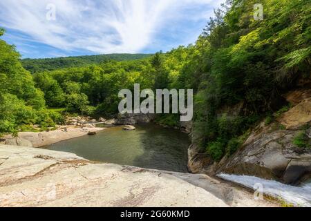 Elk Park, North Carolina, USA - 26 giugno 2021: Geologia, la foresta e la cascata si possono vedere lungo il fiume Elk nella Pisgah National Forest a nord Foto Stock