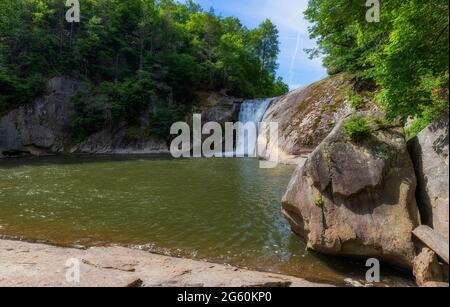 Geologia, foresta e cascata possono essere visti lungo il fiume Elk nella Pisgah National Forest nel North Carolina. Foto Stock