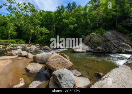 Geologia, foresta e cascata possono essere visti lungo il fiume Elk nella Pisgah National Forest nel North Carolina. Foto Stock