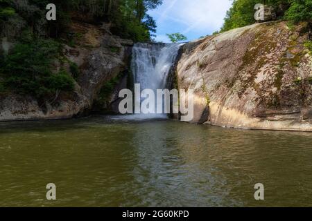 Geologia, foresta e cascata possono essere visti lungo il fiume Elk nella Pisgah National Forest nel North Carolina. Foto Stock