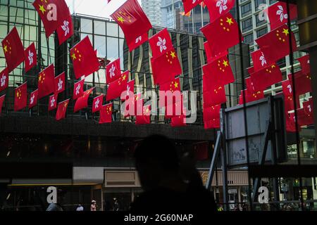 Hong Kong, Cina. 1 luglio 2021. Vengono visualizzate le bandiere SAR di Cina e Hong Kong. Hong Kong celebra il centesimo anniversario della fondazione del Partito comunista cinese e il 24° anniversario del ritorno di Hong Kong nella Cina continentale. Credit: Keith Tsuji/ZUMA Wire/Alamy Live News Foto Stock