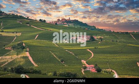 Vigneti delle Langhe panorama al tramonto, Barolo e La Morra, sito Unesco, Piemonte, Italia del nord Europa. Foto Stock