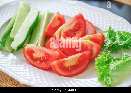 Insalata di verdure e antipasto sul tavolo da pranzo. Foto Stock