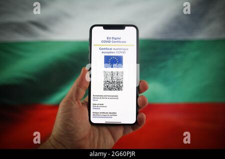 Varsavia, Pl. 01 luglio 2021. Un certificato EU COVID è visto su un dispositivo mobile in con una bandiera bulgara sullo sfondo in questa foto illusione a Varsavia, Polonia il 1 ° luglio 2021. Il certificato COVID dell'UE, un documento in formato digitale o analogico che consente alle persone vaccinate di recarsi in tutti i 27 stati membri dell'UE, è diventato disponibile dal 1° luglio. (Foto di Jaap Arriens/Sipa USA) Credit: Sipa USA/Alamy Live News Foto Stock