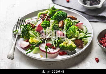 Broccoli Rafano e insalata di germogli di gloria al mattino con aglio all'aceto balsamico e bacca di Goji con salsa di butterChili di arachidi Foto Stock