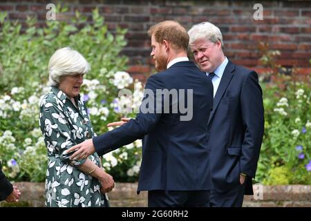 RITRASMETTENDO AMEDNING NAM ETO DUCA DI SUSSEX Duca di Sussex (centro) con sua zia Lady Jane Fellowes e zio Earl Spencer, alla scoperta di una statua di sua madre Diana, Principessa di Galles, nel Giardino Sunken di Kensington Palace, Londra, in quello che sarebbe stato il suo sessantesimo compleanno. Data immagine: Giovedì 1 luglio 2021. Foto Stock