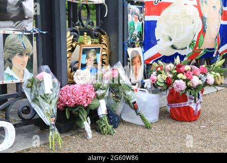 Londra, Regno Unito, 1 luglio 2021. In quello che sarebbe stato il 60° compleanno della principessa Diana e la scoperta di una sua nuova statua da parte dei principi William e Harry, i fedeli fan hanno decorato le porte di Kensington Palace con foto, fiori e palloncini. Monica Wells/Alamy Live News Foto Stock