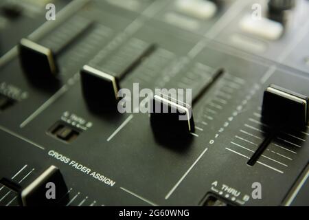 Ampio angolo di foto di nero mixer audio controller con le manopole e i cursori Foto Stock