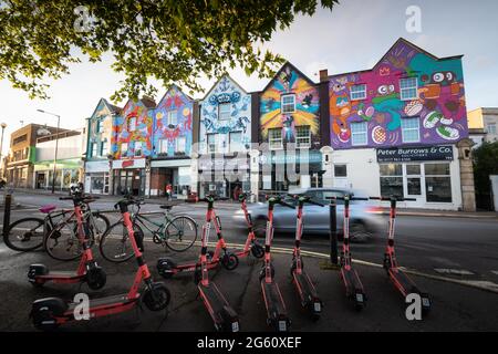 North Street, Bedminster, Bristol, Regno Unito. 24 maggio 2021. Una serie di negozi a Bristol è stata trasformata in una vetrina multicolore da un gruppo di fema Foto Stock