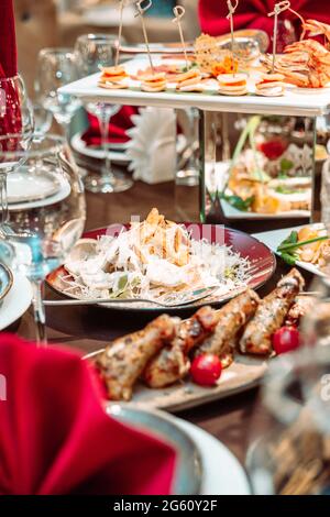 Caesar insalata sul tavolo festivo nel caffè Foto Stock