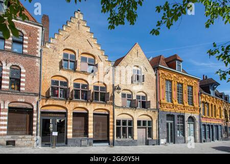 Francia, Nord, Lille, braderie di Lille, facciate di edifici su Louise de Bettignies square Foto Stock