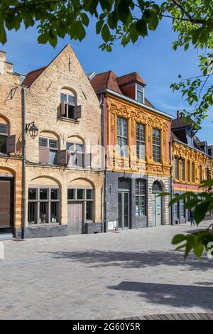 Francia, Nord, Lille, braderie di Lille, facciate di edifici su Louise de Bettignies square Foto Stock