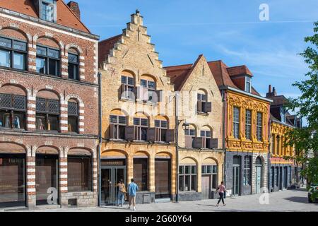 Francia, Nord, Lille, braderie di Lille, facciate di edifici su Louise de Bettignies square Foto Stock