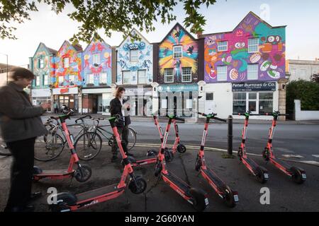 North Street, Bedminster, Bristol, Regno Unito. 24 maggio 2021. Una serie di negozi a Bristol è stata trasformata in una vetrina multicolore da un gruppo di fema Foto Stock