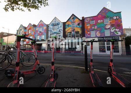 North Street, Bedminster, Bristol, Regno Unito. 24 maggio 2021. Una serie di negozi a Bristol è stata trasformata in una vetrina multicolore da un gruppo di fema Foto Stock