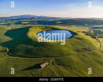 Francia, Puy de Dome, la Godivelle, Parc Naturel Regional des Volcans d'Auvergne (Parco Naturale Regionale dei Vulcani d'Alvernia), Cezallier, Lac d'en Haut, maar vulcanico lago (vista aerea) Foto Stock