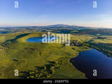 Francia, Puy de Dome, Parco Naturale Regionale dei Vulcani d'Alvernia, Parc Naturel régional des Volcans d'Auvergne, la Godivelle, lago d'en bas e lago d'en Haut, Monts-Dore, Sancy (vista aerea) Foto Stock