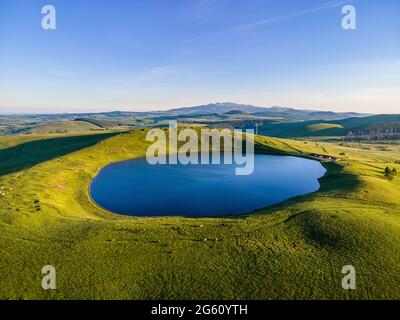 Francia, Puy de Dome, la Godivelle, Parc Naturel Regional des Volcans d'Auvergne (Parco Naturale Regionale dei Vulcani d'Alvernia), Cezallier, Lac d'en Haut, maar vulcanico lago (vista aerea) Foto Stock