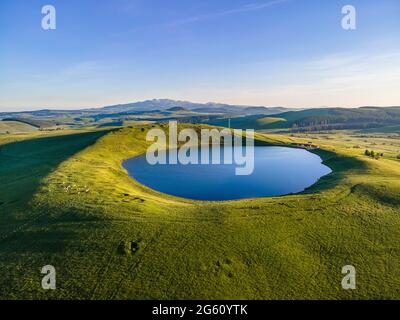 Francia, Puy de Dome, la Godivelle, Parc Naturel Regional des Volcans d'Auvergne (Parco Naturale Regionale dei Vulcani d'Alvernia), Cezallier, Lac d'en Haut, maar vulcanico lago (vista aerea) Foto Stock