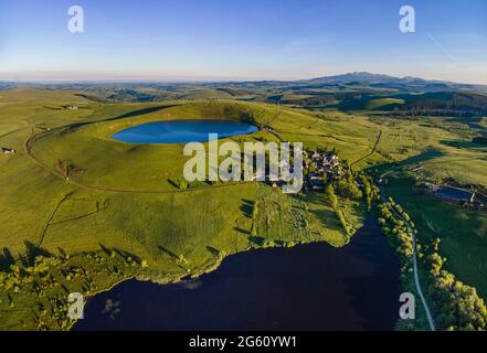 Francia, Puy de Dome, Parco Naturale Regionale dei Vulcani d'Alvernia, Parc Naturel régional des Volcans d'Auvergne, la Godivelle, lago d'en bas e lago d'en Haut, Monts-Dore, Sancy (vista aerea) Foto Stock