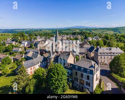 Francia, Cantal, villaggio di Marcenat, Cezallier, parco naturale regionale vulcani d'Auvergne (Parc naturel régional des Volcans d'Auvergne) (vista aerea) Foto Stock