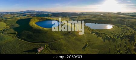 Francia, Puy de Dome, Parco Naturale Regionale dei Vulcani d'Alvernia, Parc Naturel régional des Volcans d'Auvergne, la Godivelle, lago d'en bas e lago d'en Haut, Monts-Dore, Sancy (vista aerea) Foto Stock