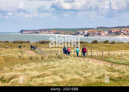 Francia, Pas de Calais, Costa d'Opale, Wimereux, GR percorso della costa (villaggio di Ambleteuse e Audresselles sullo sfondo) Foto Stock