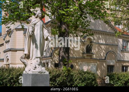 Francia, Parigi, Cappella Sainte Therese situata all'interno dei locali della sede principale di Apprentis d'Auteuil, primo santuario dedicato a Teresa di Lisieux, statua di Santa Teresa Foto Stock