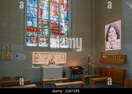 Francia, Parigi, Cappella Sainte Therese situata all'interno dei locali della sede principale di Apprentis d'Auteuil, primo santuario dedicato a Therese de Lisieux, vetrate prodotte dai laboratori Mauméjean Foto Stock