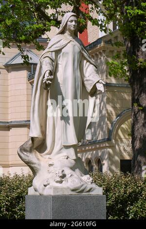 Francia, Parigi, Cappella Sainte Therese situata all'interno dei locali della sede principale di Apprentis d'Auteuil, primo santuario dedicato a Teresa di Lisieux, statua di Santa Teresa Foto Stock