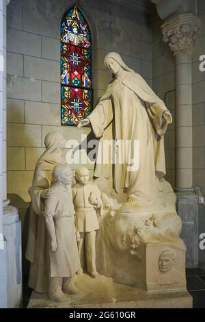 Francia, Parigi, Cappella Sainte Therese situata all'interno dei locali della sede principale di Apprentis d'Auteuil, primo santuario dedicato a Teresa di Lisieux, statua di Santa Teresa Foto Stock