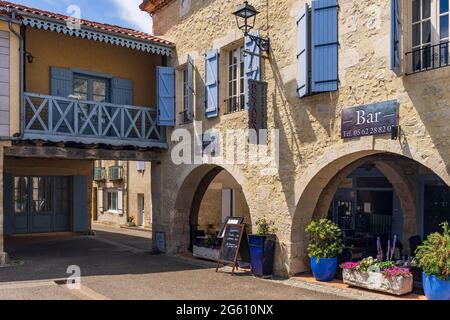 Francia, Gers, Montreal du Gers, etichettato Les Plus Beaux Villages de France (i più bei villaggi di Francia), la piazza del municipio Foto Stock